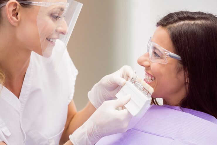 What dental problems can porcelain veneers fix